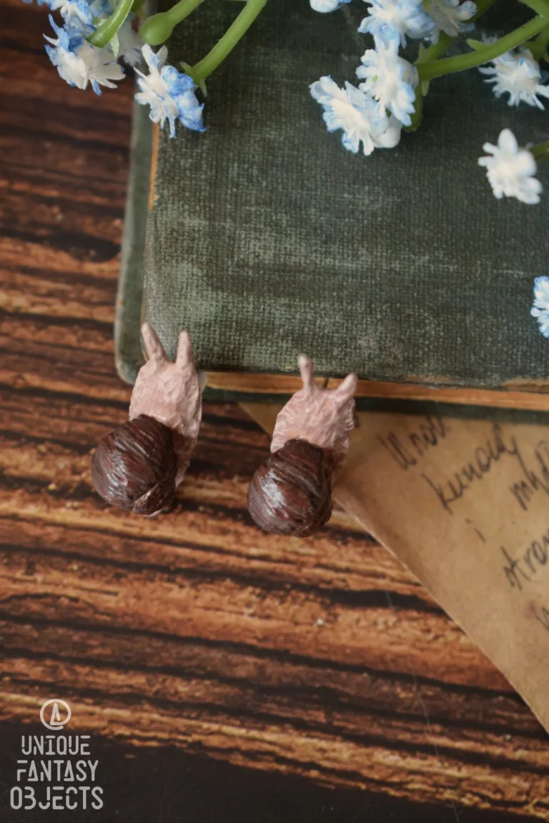 Małe kolczyki z rzeźbami ślimaków (Unique Fantasy Objects)