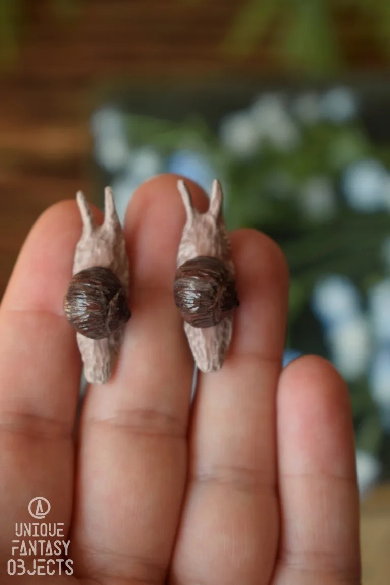 Małe kolczyki z rzeźbami ślimaków (Unique Fantasy Objects)