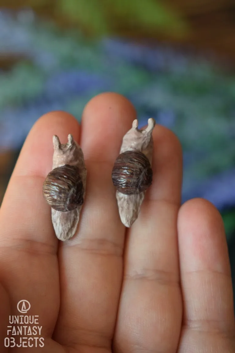 Małe kolczyki z rzeźbami ślimaków (Unique Fantasy Objects)