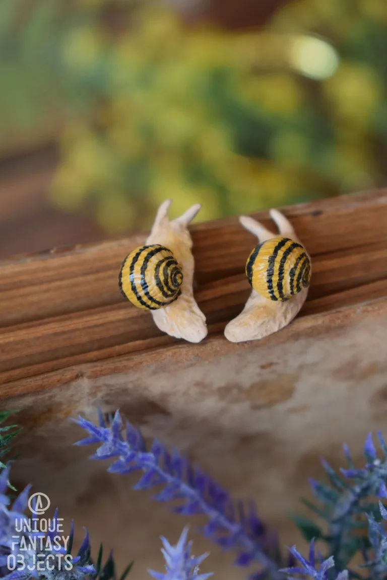 Małe kolczyki z rzeźbami ślimaków (Unique Fantasy Objects)
