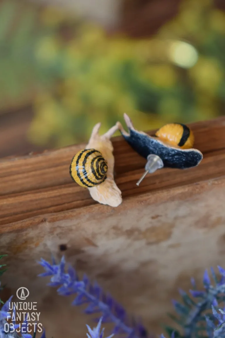 Małe kolczyki z rzeźbami ślimaków (Unique Fantasy Objects)