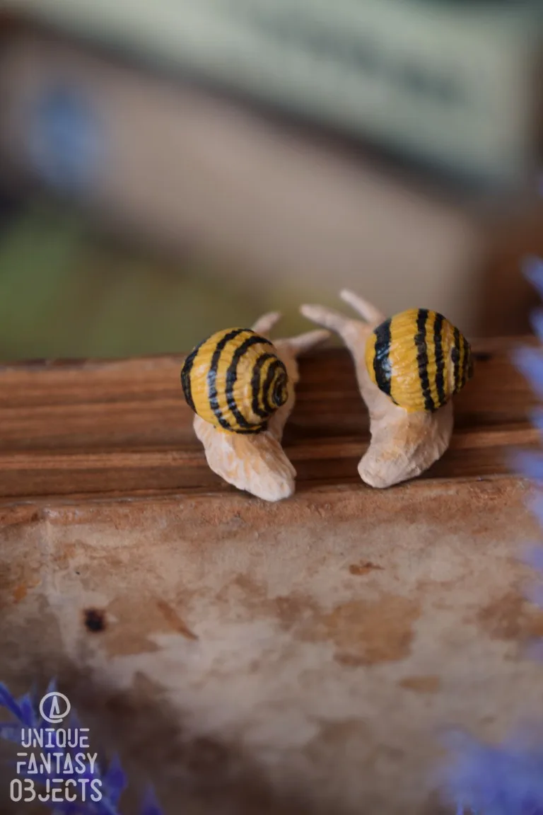 Małe kolczyki z rzeźbami ślimaków (Unique Fantasy Objects)