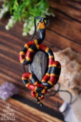 Naszyjnik z wężem koralówka arlekin i labradorytem (Unique Fantasy Objects)