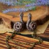 Przypinka do kołnierzyka z wężem boa Przypinka do kołnierzyka z wężem boa (Unique Fantasy Objects)