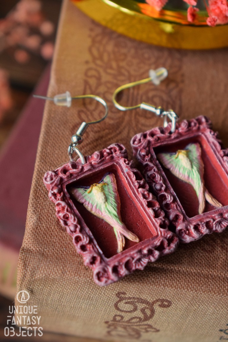 Kolczyki z rzeźbą ćmy Actias dubernardi w ramce (Unique Fantasy Objects)
