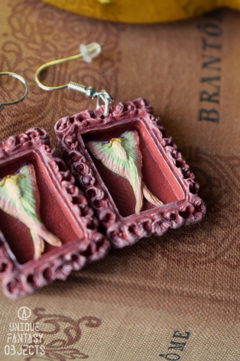 Kolczyki z rzeźbą ćmy Actias dubernardi w ramce Kolczyki z rzeźbą ćmy Actias dubernardi w ramce (Unique Fantasy Objects)