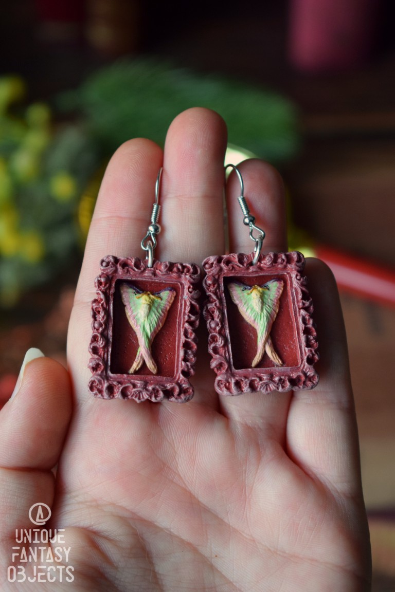 Kolczyki z rzeźbą ćmy Actias dubernardi w ramce Kolczyki z rzeźbą ćmy Actias dubernardi w ramce (Unique Fantasy Objects)