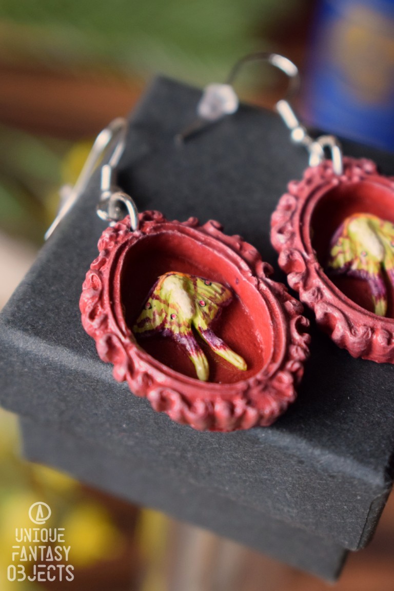 Kolczyki z rzeźbą ćmy actias maenas w ramce Kolczyki z rzeźbą ćmy actias maenas w ramce (Unique Fantasy Objects)