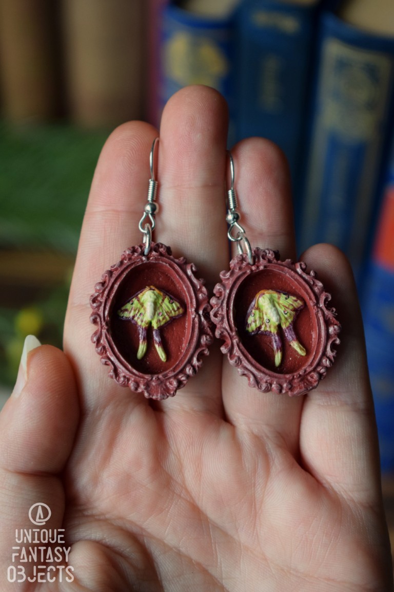 Kolczyki z rzeźbą ćmy actias maenas w ramce Kolczyki z rzeźbą ćmy actias maenas w ramce (Unique Fantasy Objects)