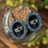 Kolczyki z rzeźbą trzmiela w ramce (Unique Fantasy Objects)