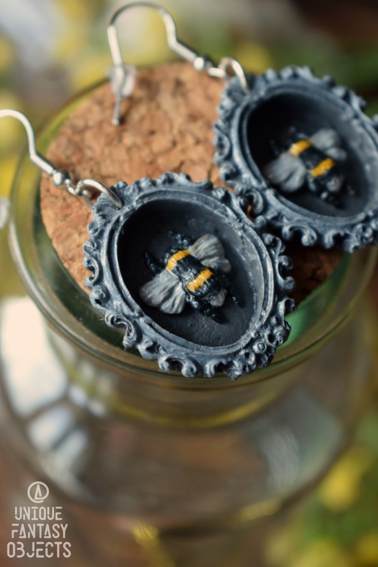 Kolczyki z rzeźbą trzmiela w ramce (Unique Fantasy Objects)