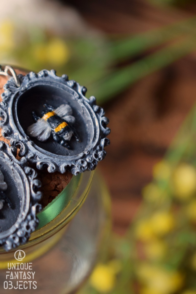 Kolczyki z rzeźbą trzmiela w ramce Kolczyki z rzeźbą trzmiela w ramce (Unique Fantasy Objects)