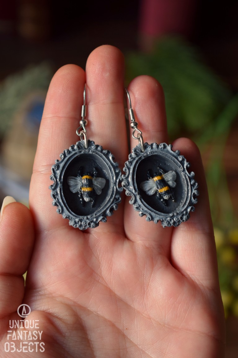 Kolczyki z rzeźbą trzmiela w ramce Kolczyki z rzeźbą trzmiela w ramce (Unique Fantasy Objects)