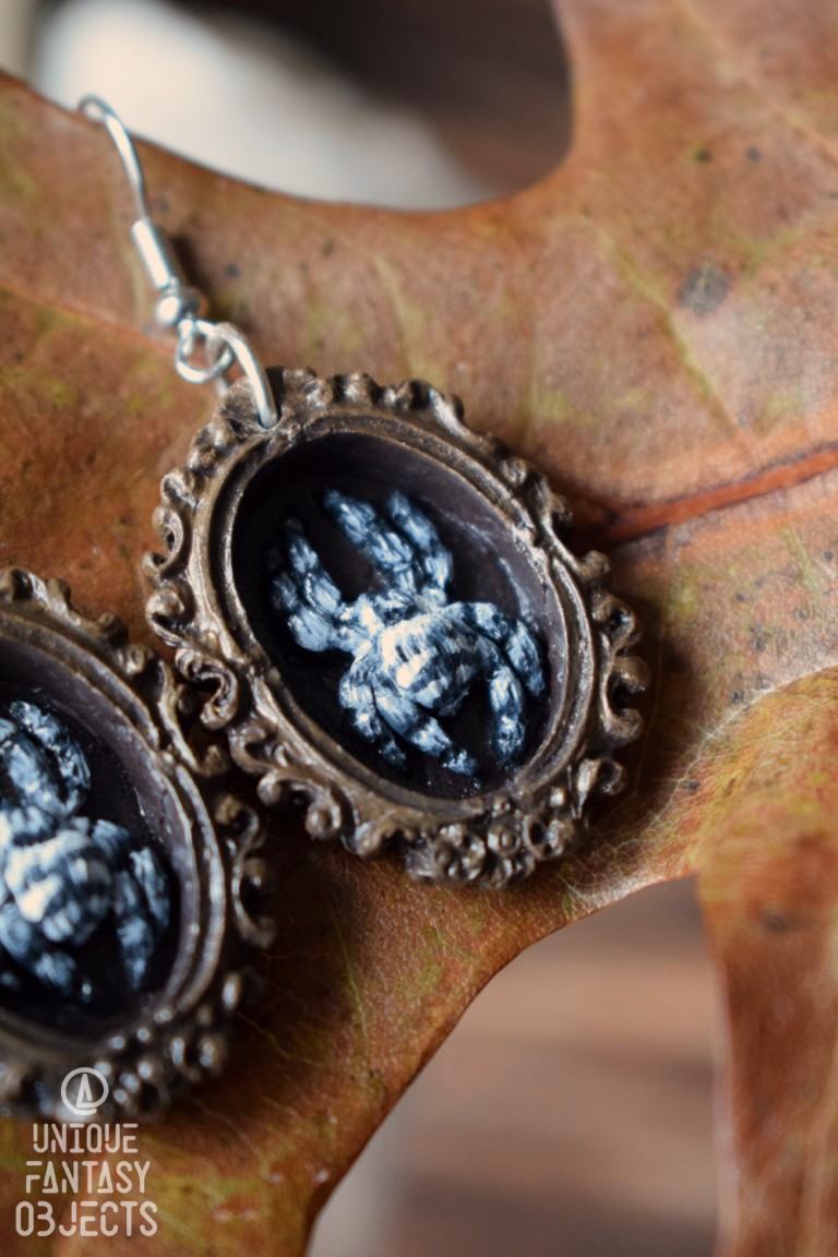 Kolczyki z pająkiem skakun arlekinowy w ramce Kolczyki z pająkiem skakun arlekinowy w ramce (Unique Fantasy Objects)