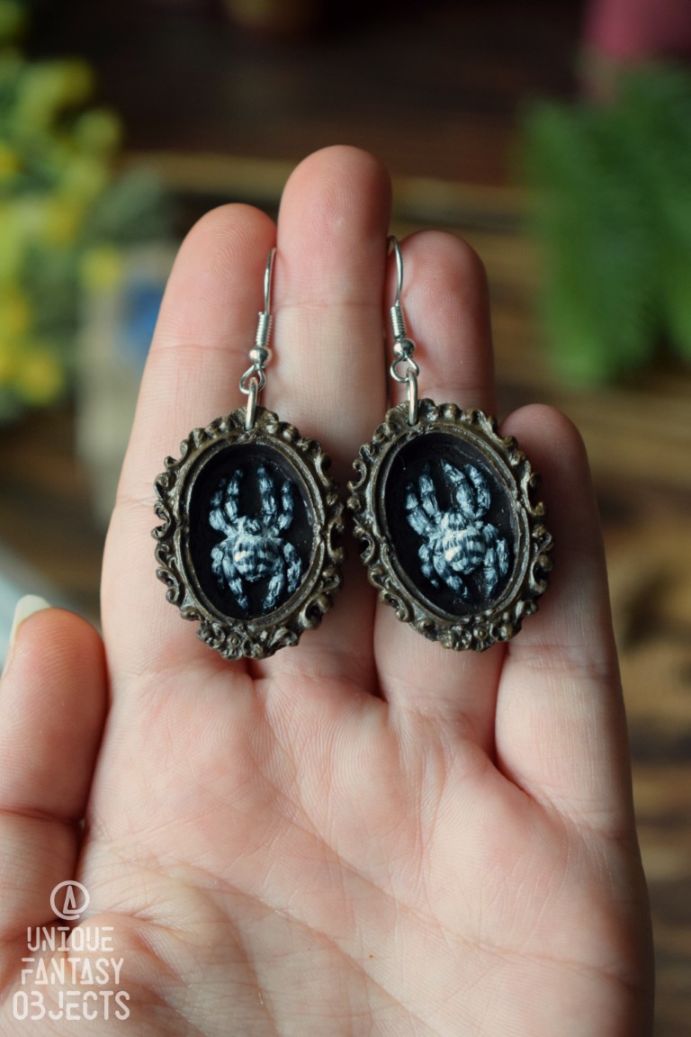 Kolczyki z pająkiem skakun arlekinowy w ramce Kolczyki z pająkiem skakun arlekinowy w ramce (Unique Fantasy Objects)