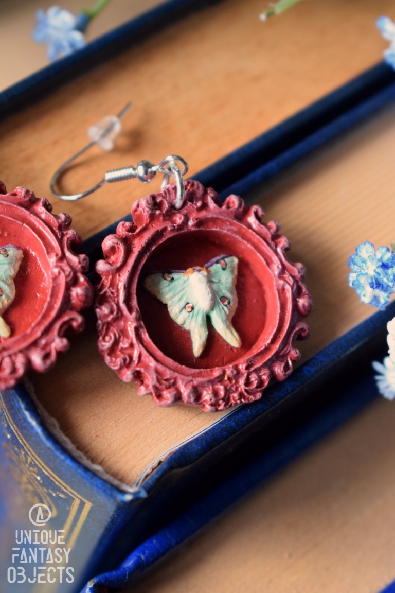 Kolczyki z rzeźbą ćmy księżycówka amerykańska w ramce (Unique Fantasy Objects)