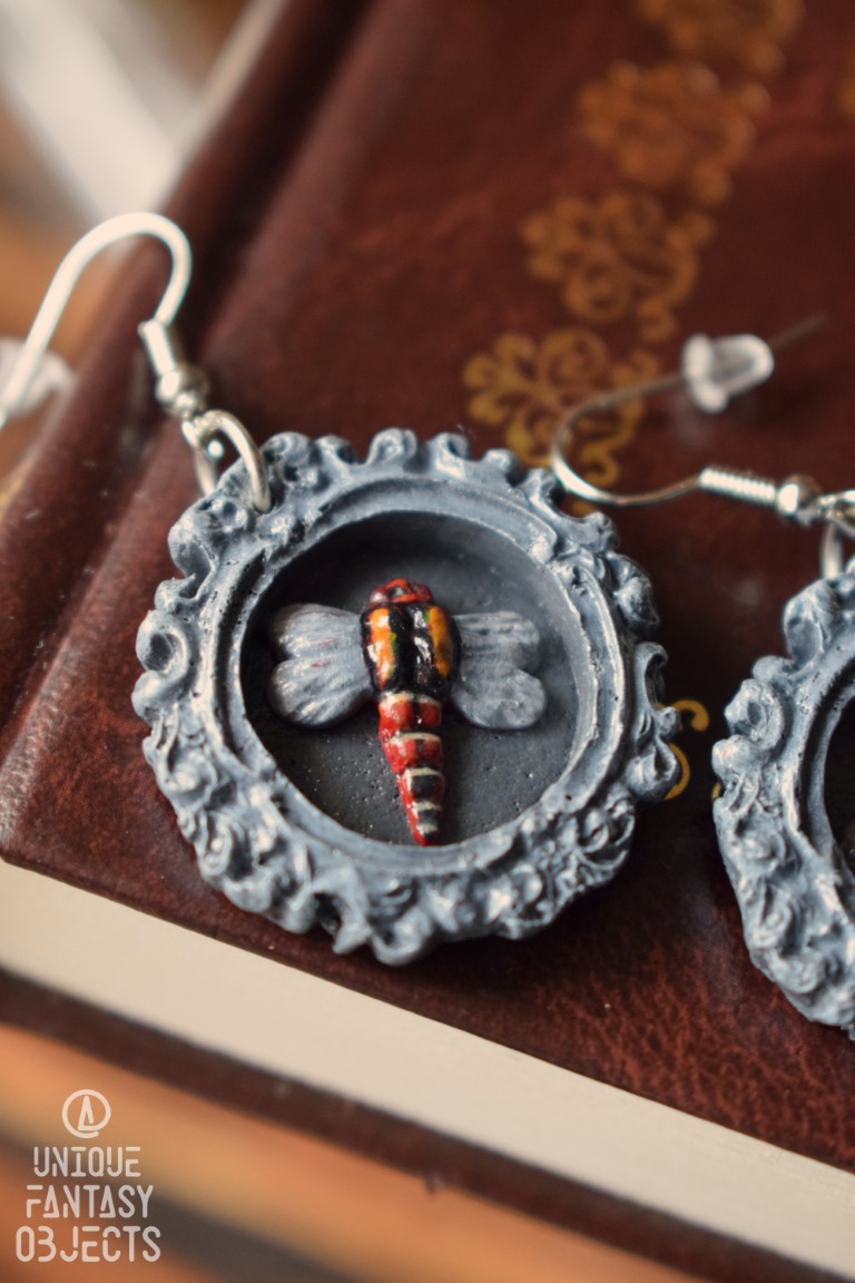 Kolczyki z rzeźbą ważki łunica czerwona w ramce (Unique Fantasy Objects)