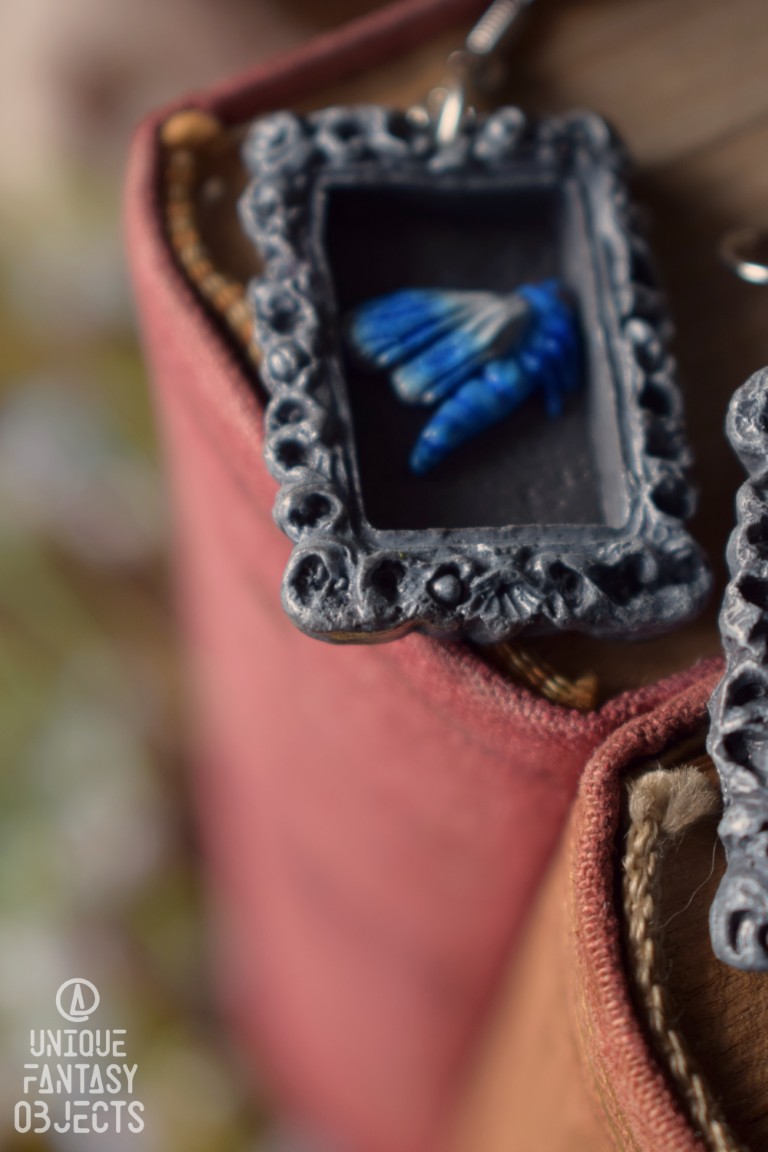 Kolczyki z rzeźbą ważki świtezianka błyszcząca w ramce Kolczyki z rzeźbą ważki świtezianka błyszcząca w ramce (Unique Fantasy Objects)