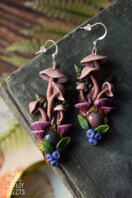 Kolczyki z grzybami grzybówka krwista na ściółce leśnej i agatem (Unique Fantasy Objects)