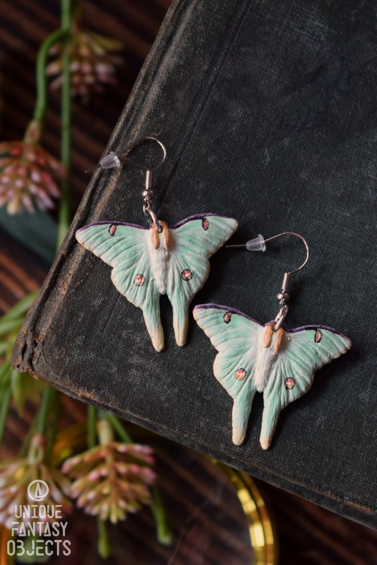 Kolczyki z rzeźbą ćmy księżycówka amerykańska Kolczyki z rzeźbą ćmy księżycówka amerykańska (Unique Fantasy Objects)