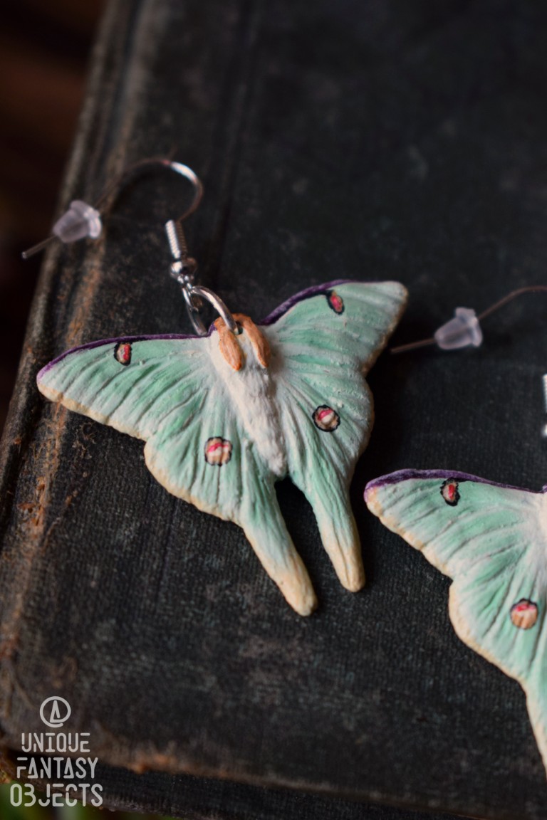 Kolczyki z rzeźbą ćmy księżycówka amerykańska Kolczyki z rzeźbą ćmy księżycówka amerykańska (Unique Fantasy Objects)