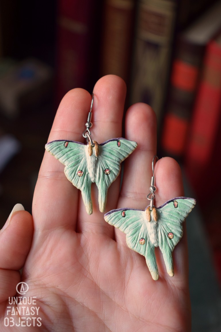 Kolczyki z rzeźbą ćmy księżycówka amerykańska Kolczyki z rzeźbą ćmy księżycówka amerykańska (Unique Fantasy Objects)