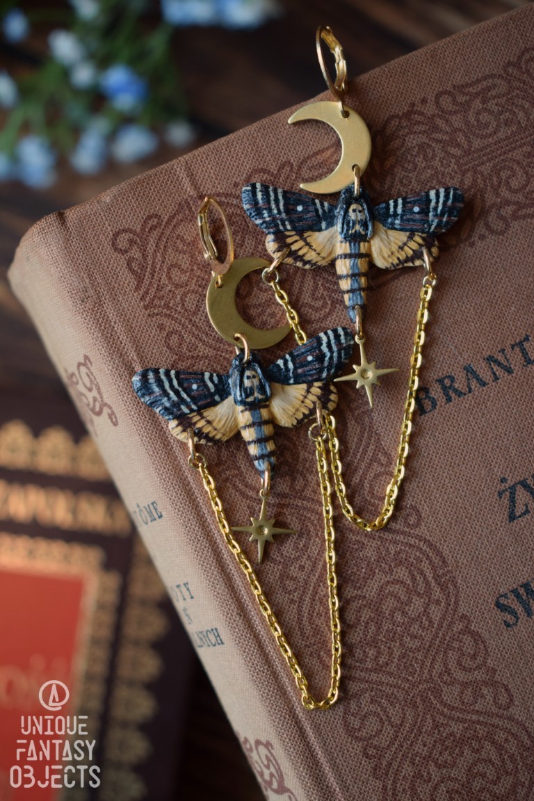 Kolczyki z rzeźbą motyla zmierzchnica trupia główka i łańcuszkami Kolczyki z rzeźbą motyla zmierzchnica trupia główka i łańcuszkami (Unique Fantasy Objects)