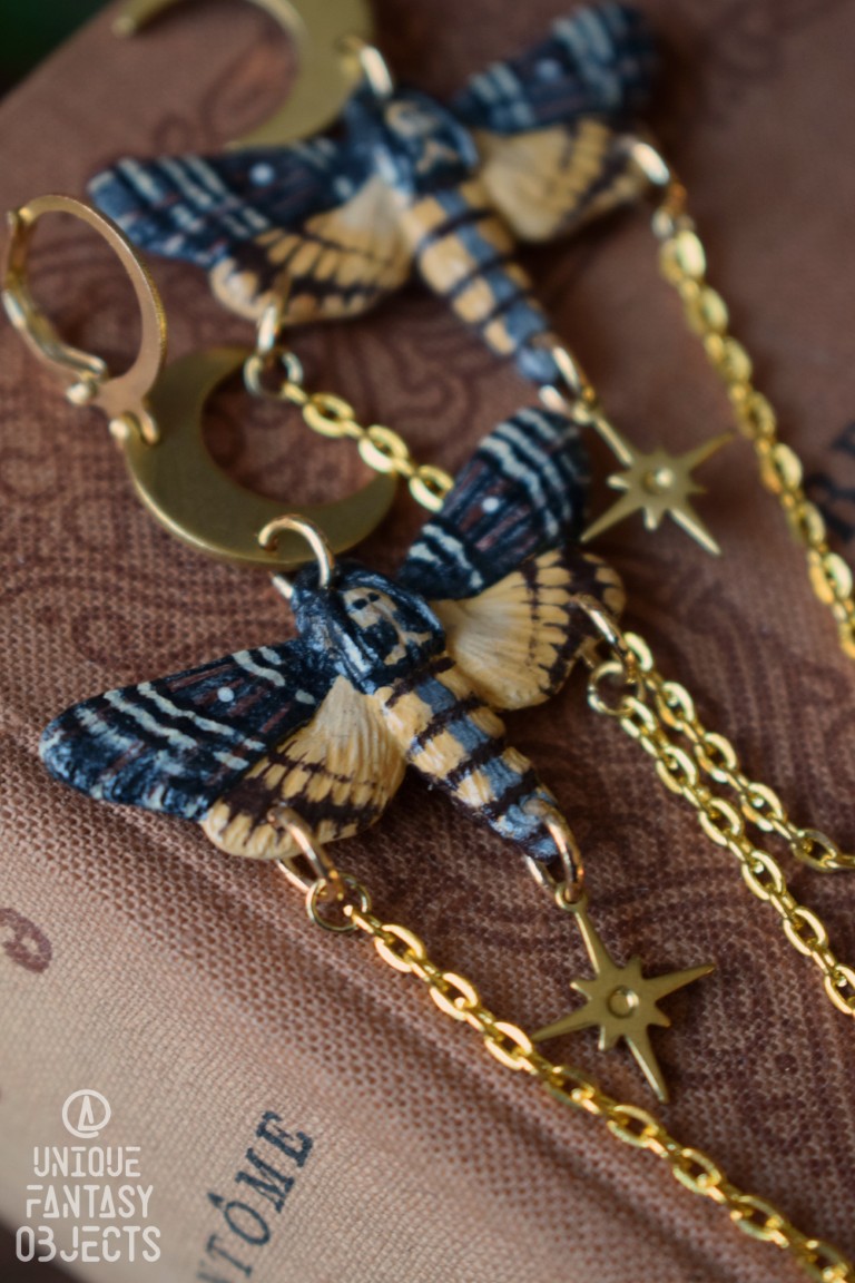 Kolczyki z rzeźbą motyla zmierzchnica trupia główka i łańcuszkami Kolczyki z rzeźbą motyla zmierzchnica trupia główka i łańcuszkami (Unique Fantasy Objects)