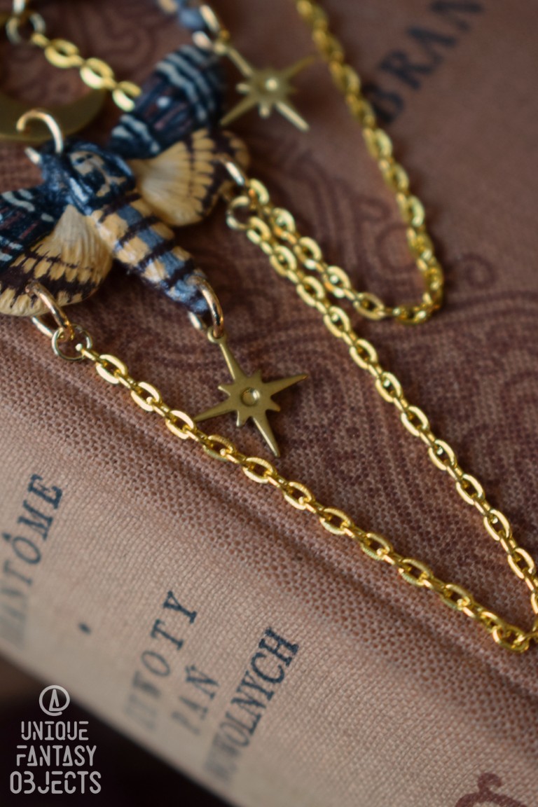 Kolczyki z rzeźbą motyla zmierzchnica trupia główka i łańcuszkami Kolczyki z rzeźbą motyla zmierzchnica trupia główka i łańcuszkami (Unique Fantasy Objects)