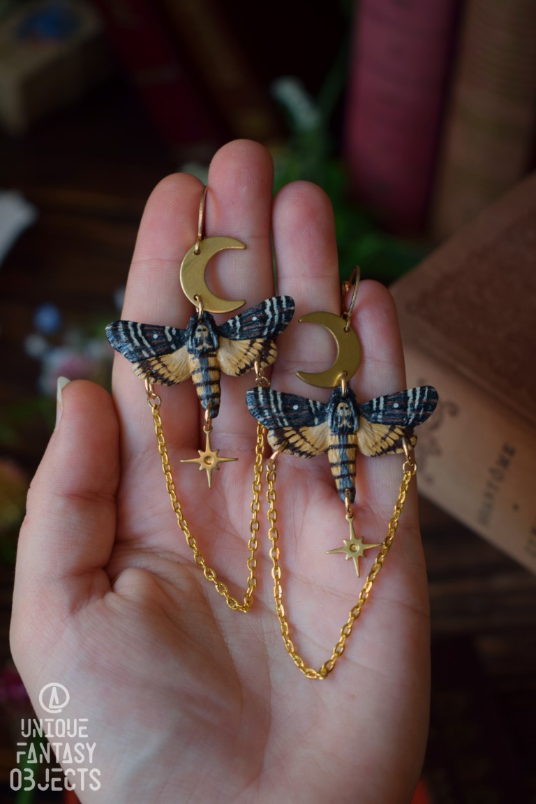 Kolczyki z rzeźbą motyla zmierzchnica trupia główka i łańcuszkami Kolczyki z rzeźbą motyla zmierzchnica trupia główka i łańcuszkami (Unique Fantasy Objects)