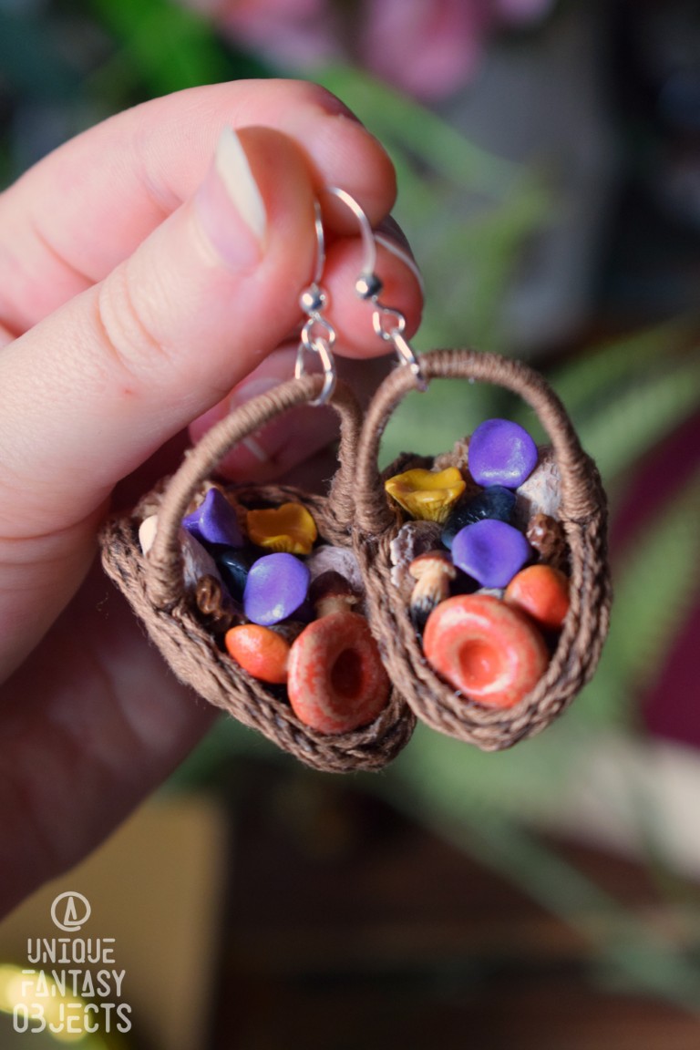 Kolczyki z koszyczkami pełnymi leśnych grzybków Kolczyki z koszyczkami pełnymi leśnych grzybków (Unique Fantasy Objects)