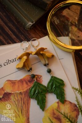 Kolczyki z rzeźbą kurki, liśćmi i jadeitem (Unique Fantasy Objects)