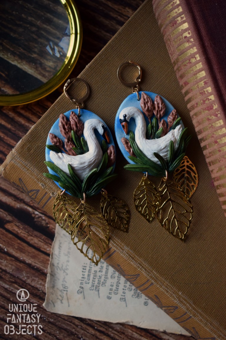 Kolczyki z rzeźbą łabędzi wśród traw Kolczyki z rzeźbą łabędzi wśród traw (Unique Fantasy Objects)