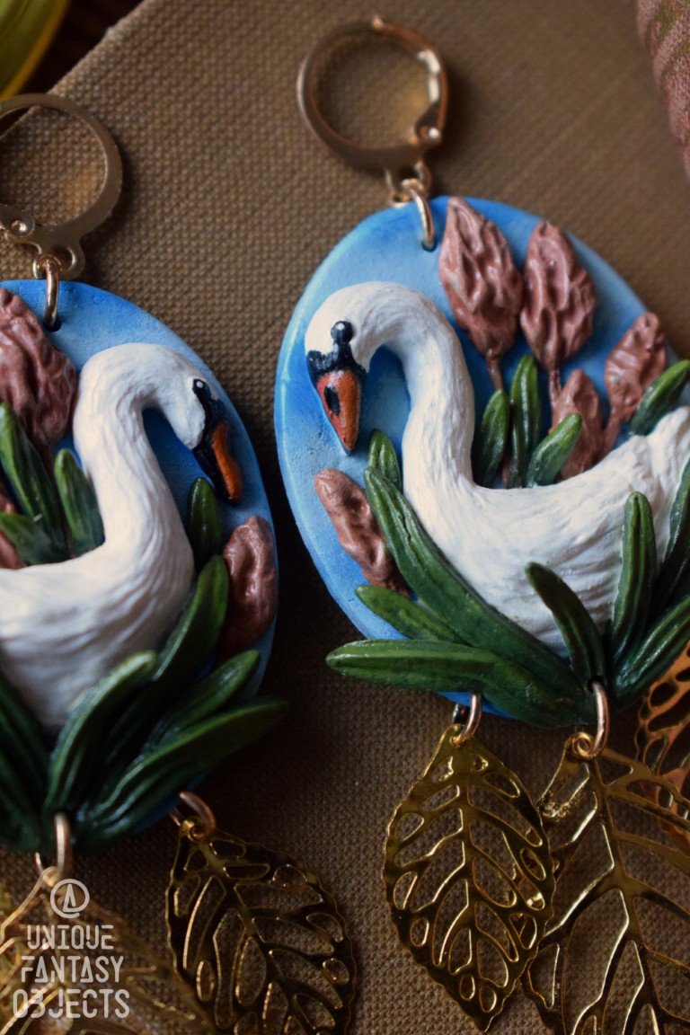 Kolczyki z rzeźbą łabędzi wśród traw Kolczyki z rzeźbą łabędzi wśród traw (Unique Fantasy Objects)