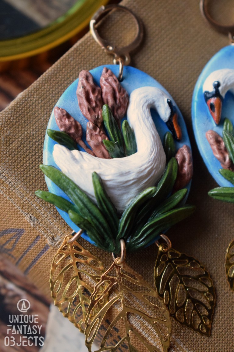 Kolczyki z rzeźbą łabędzi wśród traw Kolczyki z rzeźbą łabędzi wśród traw (Unique Fantasy Objects)