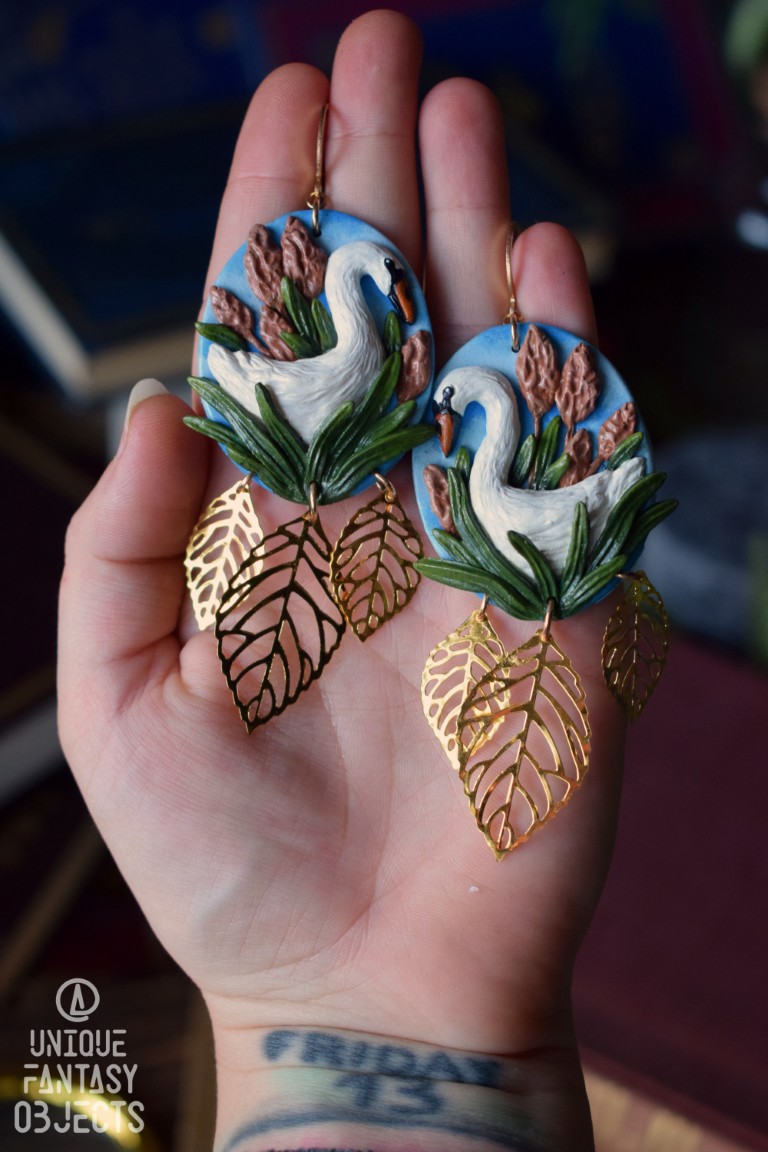 Kolczyki z rzeźbą łabędzi wśród traw Kolczyki z rzeźbą łabędzi wśród traw (Unique Fantasy Objects)