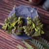 Kolczyki z rzeźbą modliszki na liściu (Unique Fantasy Objects)