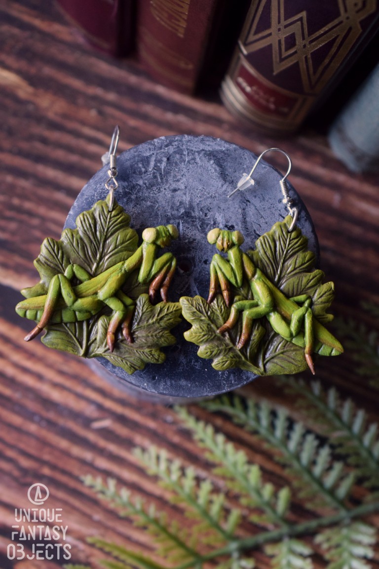 Kolczyki z rzeźbą modliszki na liściu Kolczyki z rzeźbą modliszki na liściu (Unique Fantasy Objects)