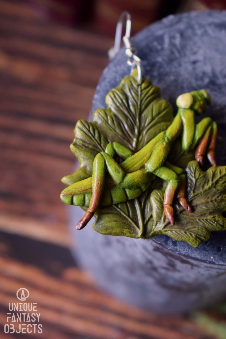 Kolczyki z rzeźbą modliszki na liściu Kolczyki z rzeźbą modliszki na liściu (Unique Fantasy Objects)