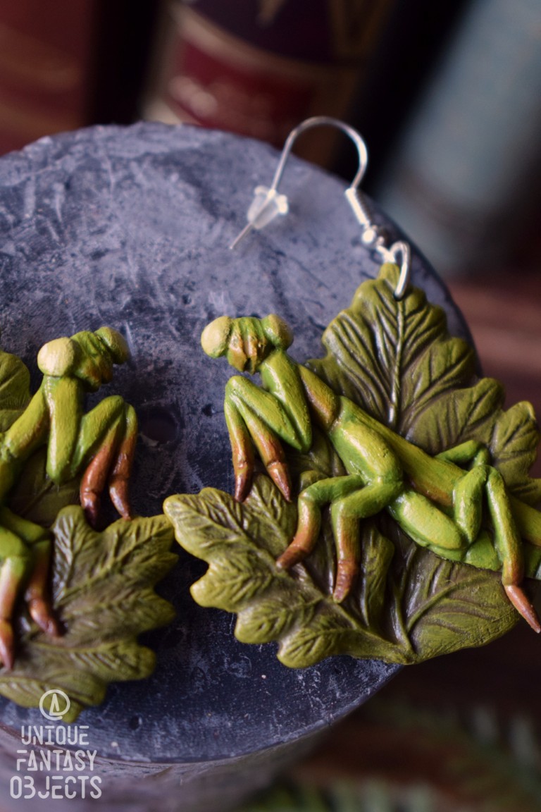 Kolczyki z rzeźbą modliszki na liściu Kolczyki z rzeźbą modliszki na liściu (Unique Fantasy Objects)