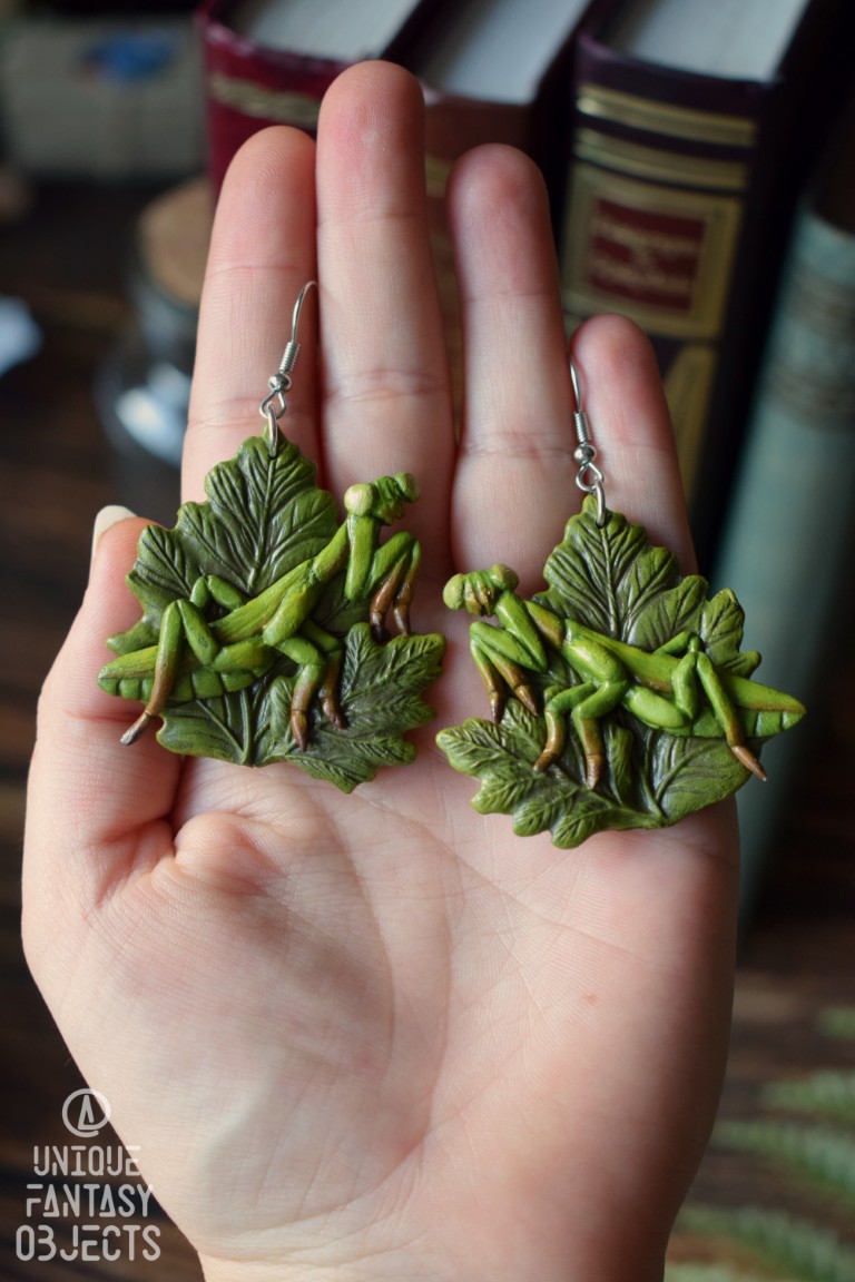 Kolczyki z rzeźbą modliszki na liściu Kolczyki z rzeźbą modliszki na liściu (Unique Fantasy Objects)