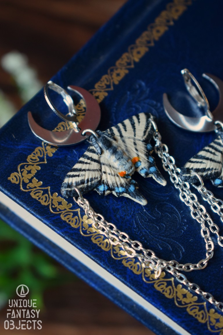 Kolczyki z rzeźbą motyla paź żeglarz i łańcuszkami Kolczyki z rzeźbą motyla paź żeglarz i łańcuszkami (Unique Fantasy Objects)