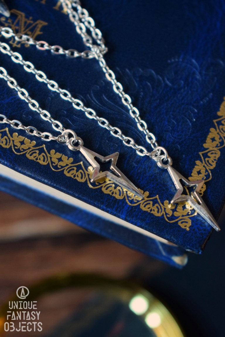 Kolczyki z rzeźbą motyla paź żeglarz i łańcuszkami Kolczyki z rzeźbą motyla paź żeglarz i łańcuszkami (Unique Fantasy Objects)