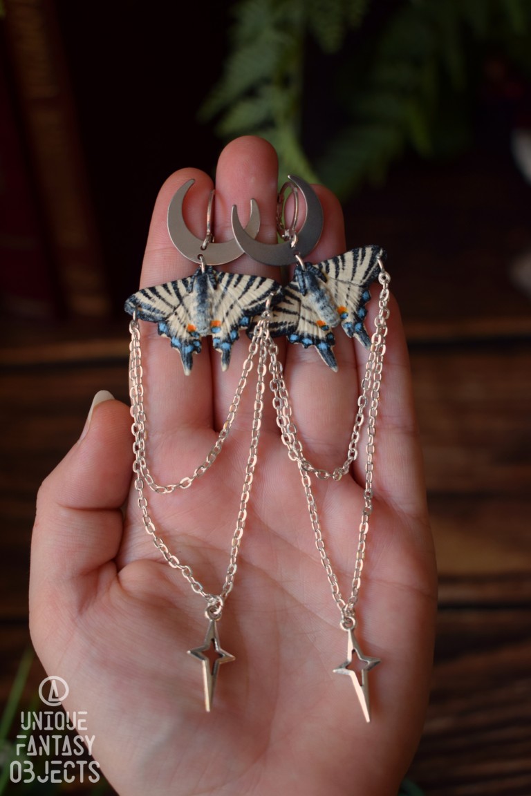 Kolczyki z rzeźbą motyla paź żeglarz i łańcuszkami Kolczyki z rzeźbą motyla paź żeglarz i łańcuszkami (Unique Fantasy Objects)