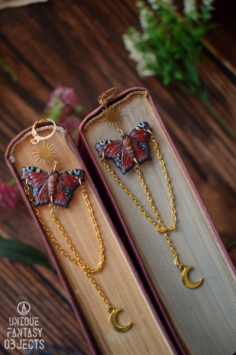 Kolczyki z rzeźbą motyla rusałka pawik i łańcuszkami Kolczyki z rzeźbą motyla rusałka pawik i łańcuszkami (Unique Fantasy Objects)