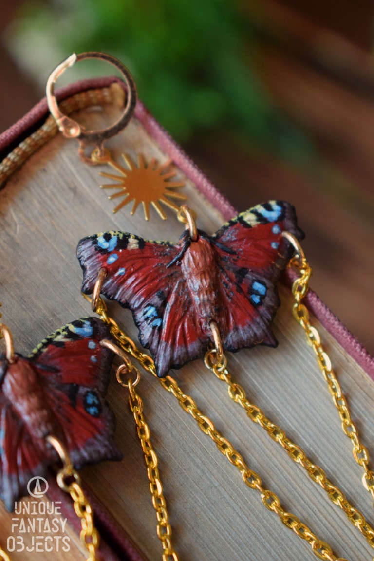 Kolczyki z rzeźbą motyla rusałka pawik i łańcuszkami Kolczyki z rzeźbą motyla rusałka pawik i łańcuszkami (Unique Fantasy Objects)