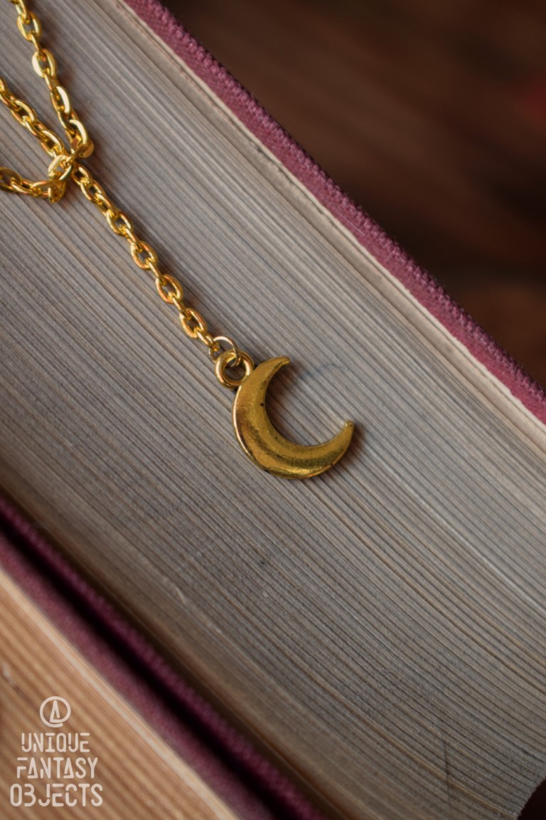 Kolczyki z rzeźbą motyla rusałka pawik i łańcuszkami Kolczyki z rzeźbą motyla rusałka pawik i łańcuszkami (Unique Fantasy Objects)