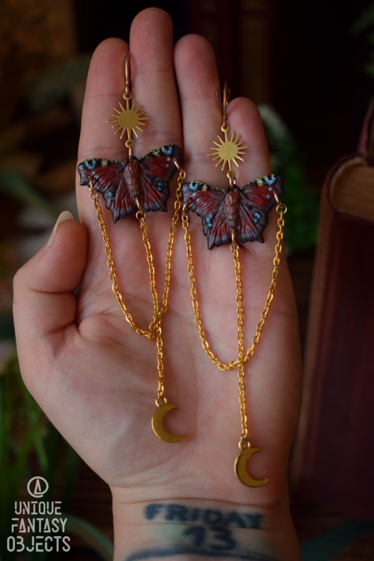 Kolczyki z rzeźbą motyla rusałka pawik i łańcuszkami Kolczyki z rzeźbą motyla rusałka pawik i łańcuszkami (Unique Fantasy Objects)