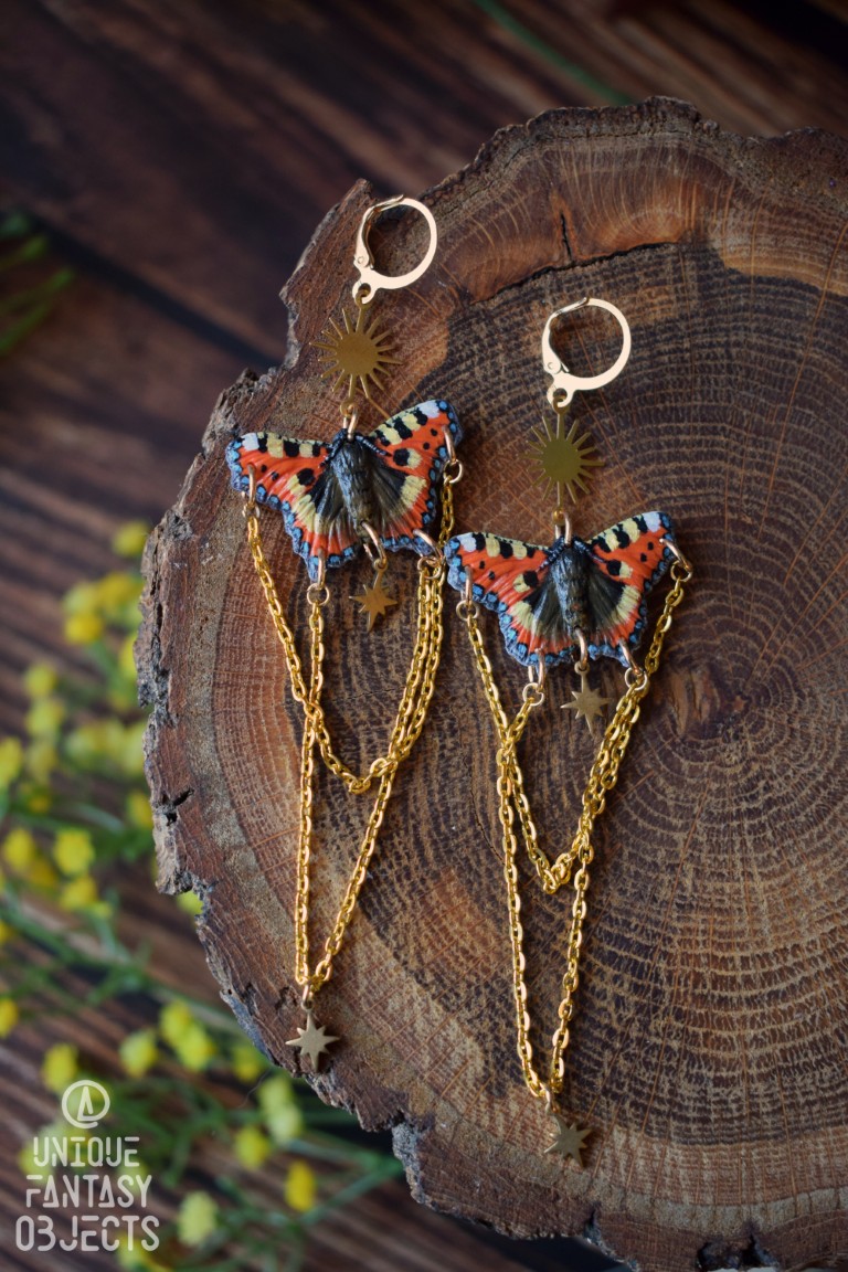 Kolczyki z rzeźbą motyla rusałka wierzbowiec i łańcuszkami Kolczyki z rzeźbą motyla rusałka wierzbowiec i łańcuszkami (Unique Fantasy Objects)