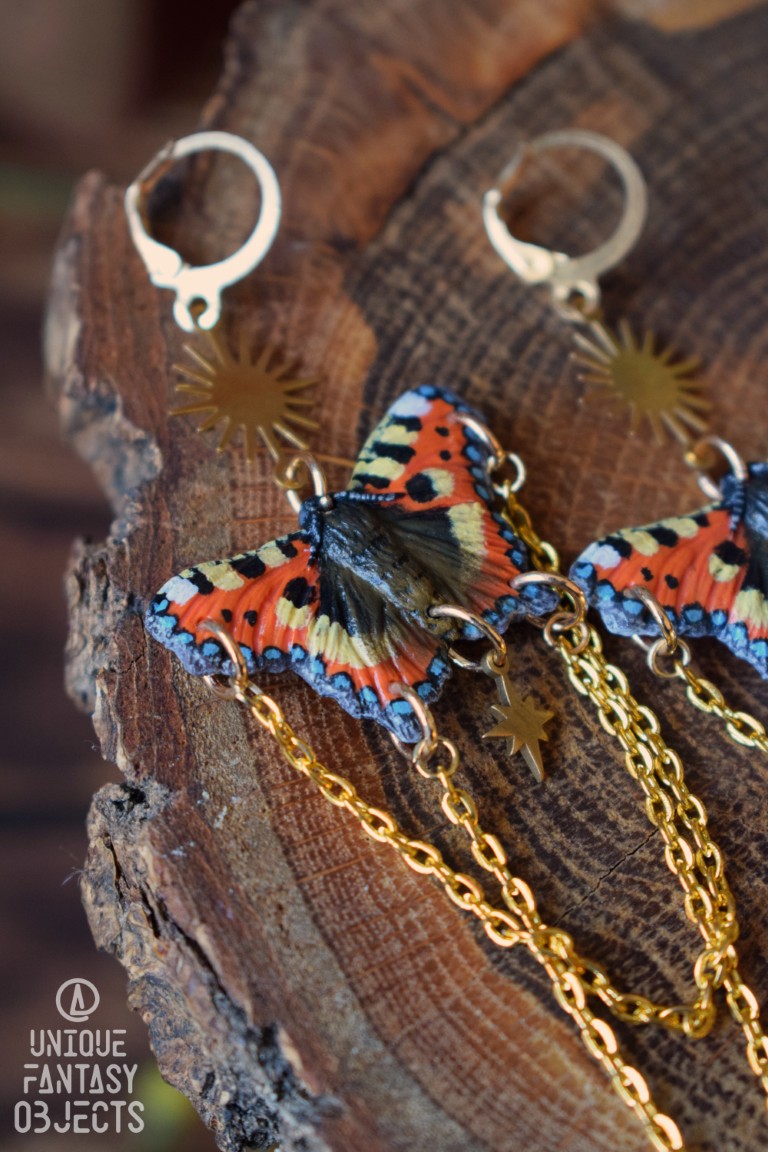 Kolczyki z rzeźbą motyla rusałka wierzbowiec i łańcuszkami Kolczyki z rzeźbą motyla rusałka wierzbowiec i łańcuszkami (Unique Fantasy Objects)